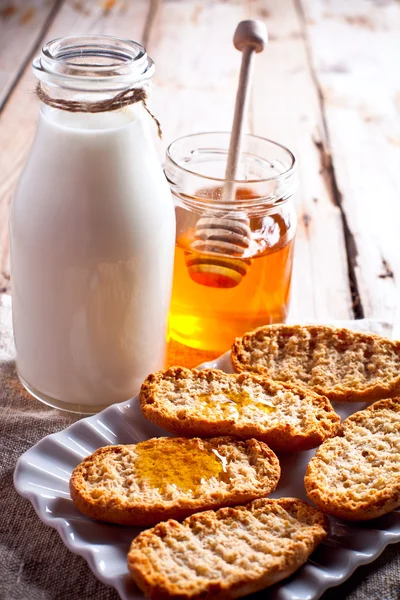 Crackers, milk and honey — Stock Photo, Image