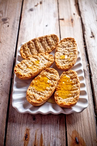 Cracker con miele in piatto — Foto Stock