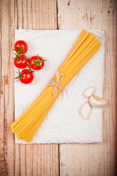 Pasta cruda con tomates y ajo —  Fotos de Stock