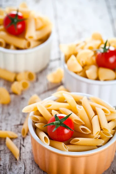 Deegwaren en cherry tomaten — Stockfoto