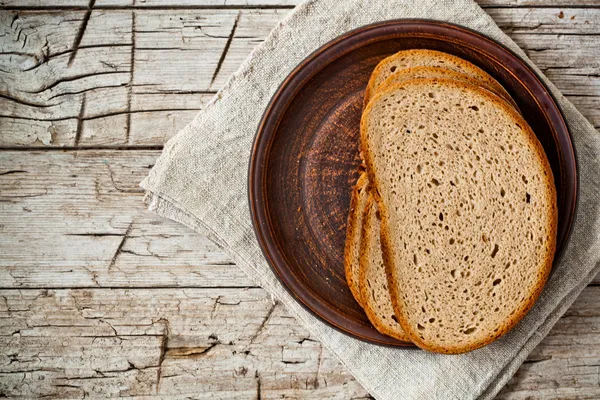 Pan de centeno en un plato —  Fotos de Stock