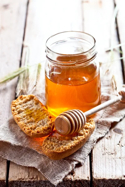 Crackers and honey — Stock Photo, Image