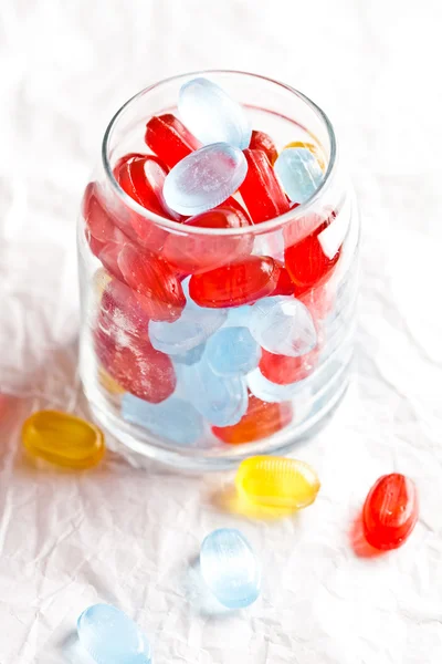 Caramelos de colores en frasco de vidrio — Foto de Stock