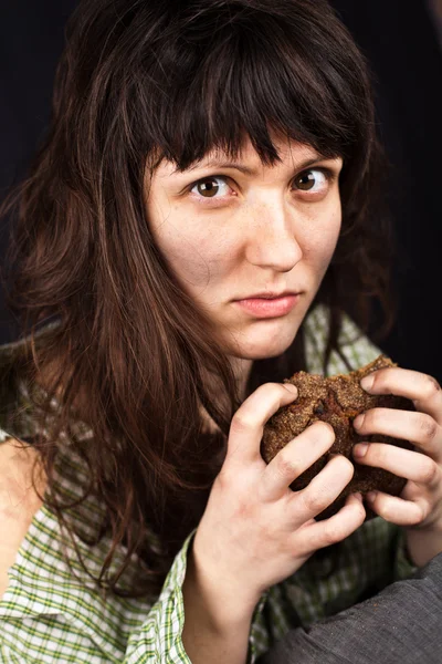 Bedelaar vrouw met een stukje brood — Stockfoto