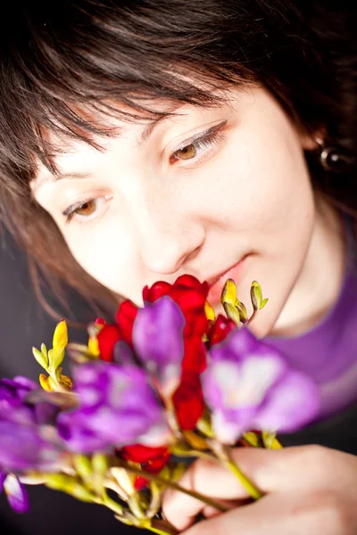 Mulher bonita com flores roxas — Fotografia de Stock