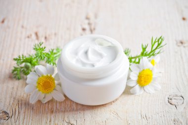 konteyner ile krema ve chamomiles 