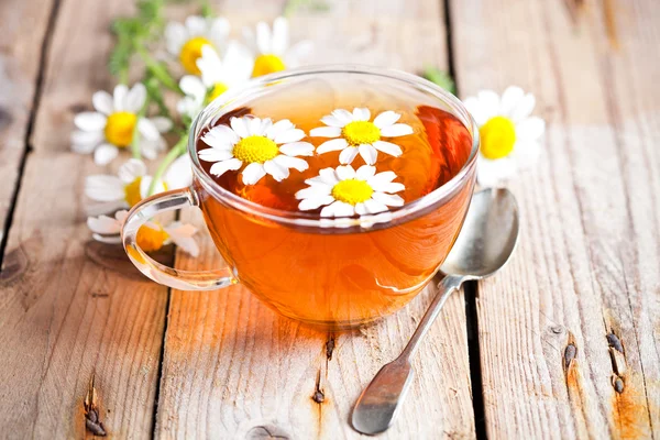 Kopje thee met kamillebloemen — Stockfoto