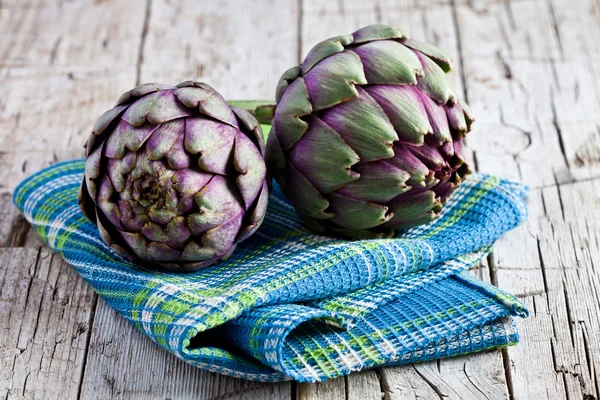 Két friss Artichokes — Stock Fotó