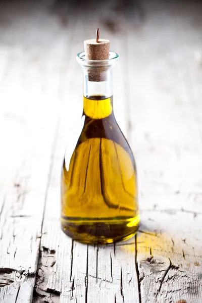 Frisches Olivenöl in der Flasche — Stockfoto
