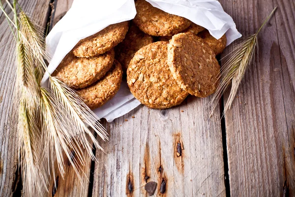 Biscotti di cereali freschi croccanti e orecchie — Foto Stock