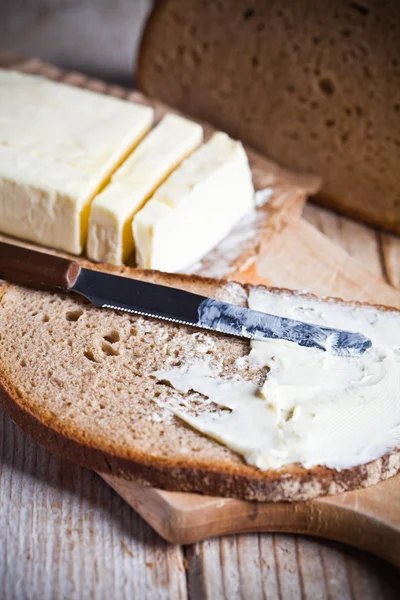 Свіжий житній хліб та масло — стокове фото