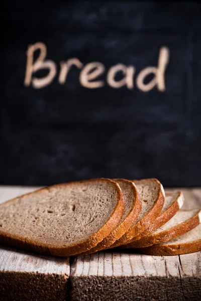 Ломтики ржаного хлеба и доска — стоковое фото