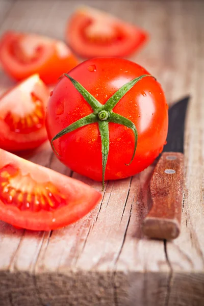 Fresh tomatoes and knife — Stock Photo, Image