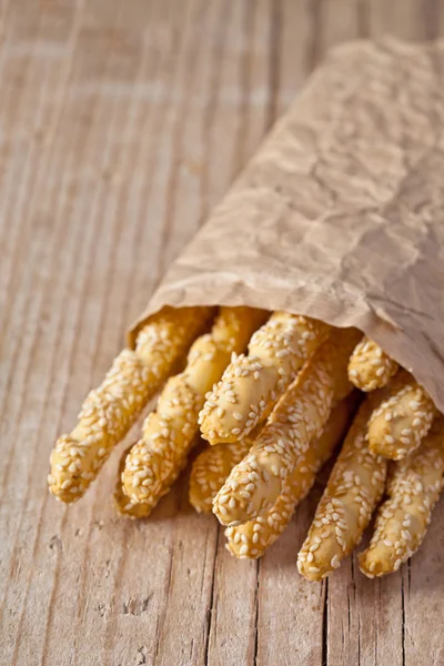 Palitos de pan grissini con semillas de sésamo — Foto de Stock