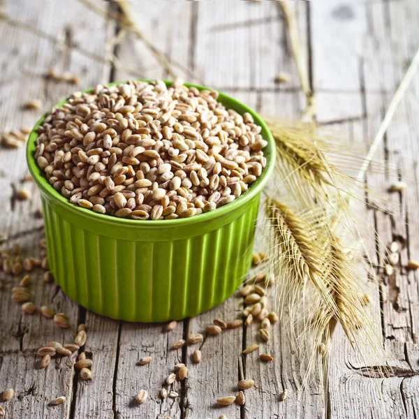 Wheat grain in bowl and ears — Stock Photo, Image