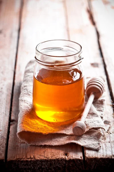 Full honungsgryta och honungspinne — Stockfoto