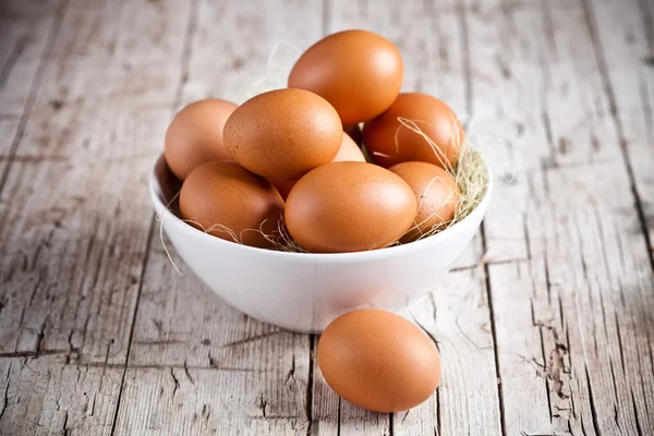 Huevos frescos en un bol — Foto de Stock