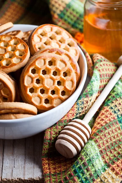 Bir kase, masa örtüsü ve bal taze kurabiye — Stok fotoğraf