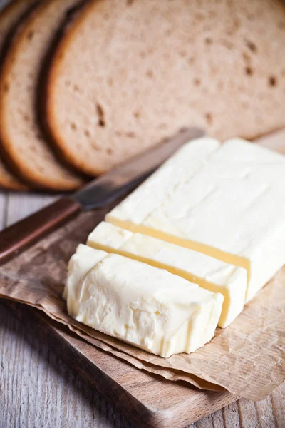 新鮮なライ麦パンとバター — ストック写真