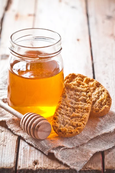 Crackers and honey — Stock Photo, Image