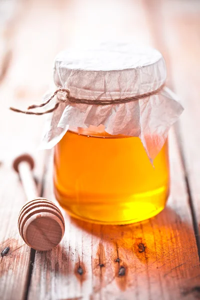 Volledige honingpot en honingstokje — Stockfoto