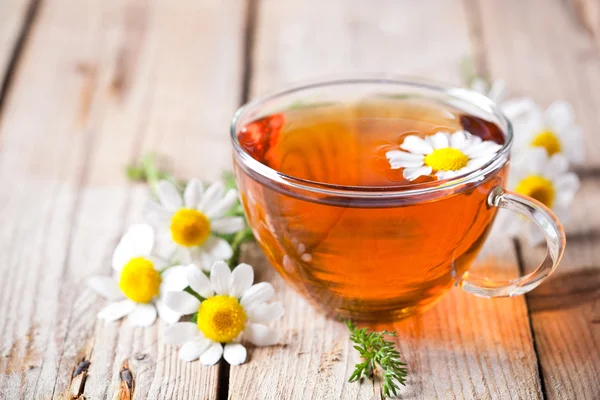 Taza de té con flores de manzanilla —  Fotos de Stock