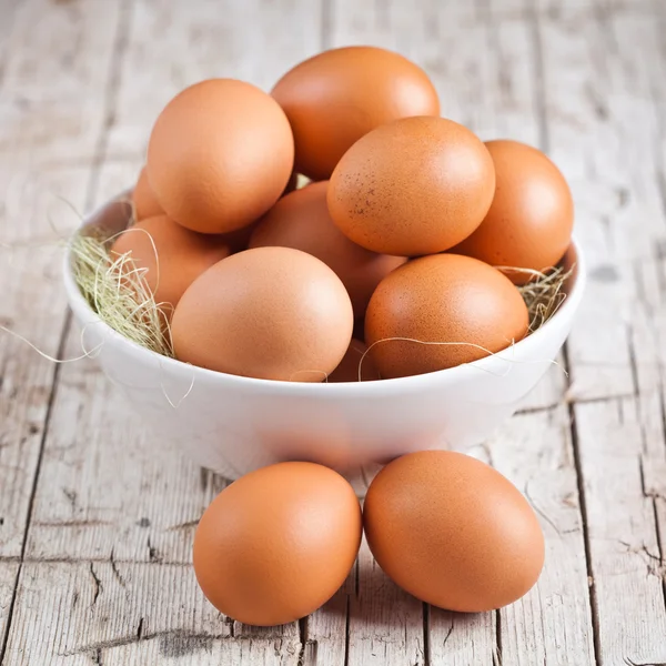 Frische Eier in einer Schüssel — Stockfoto