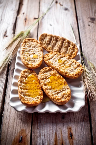 Cracker con miele in piatto e orecchie — Foto Stock