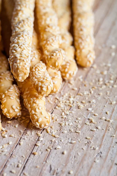 Palitos de pan grissini con semillas de sésamo — Foto de Stock