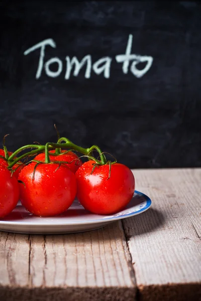 Świeże pomidory i tablica — Zdjęcie stockowe