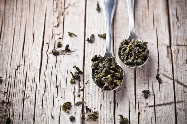 Two spoons of dried green tea leaves — Stock Photo, Image