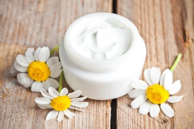 konteyner ile krema ve chamomiles 