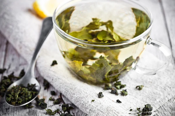 Bardak yeşil çay ve limon — Stok fotoğraf