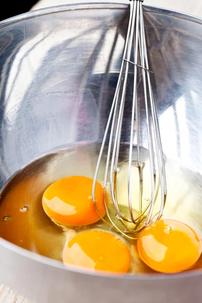 Šlehání vajec v kovové misce — Stock fotografie
