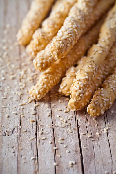 Palitos de pan grissini con semillas de sésamo — Foto de Stock