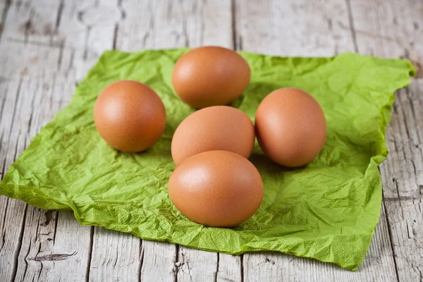 Frische braune Eier auf grüner Serviette — Stockfoto
