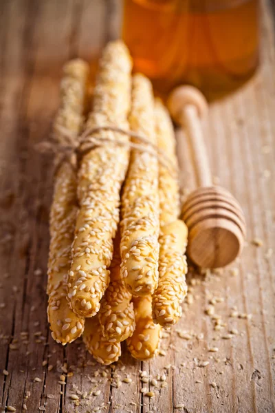 Brood stokken grissini met sesamzaadjes en honing — Stockfoto