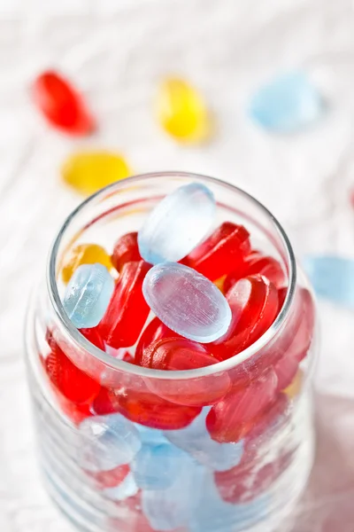 Caramelos de colores en frasco de vidrio — Foto de Stock