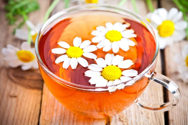 Xícara de chá com flores de camomila — Fotografia de Stock