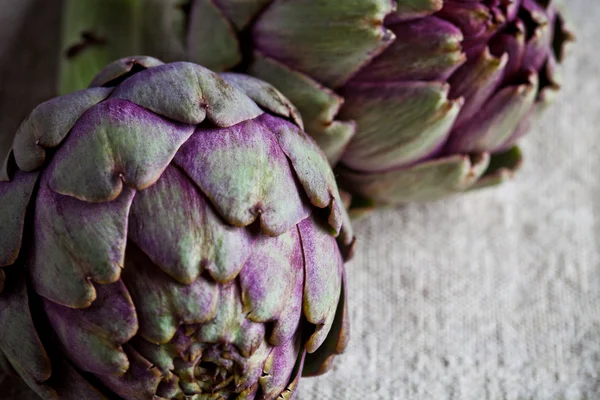 Due carciofi freschi — Foto Stock