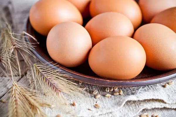 Huevos marrones frescos en un plato — Foto de Stock