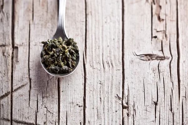 Spoon with dried green tea leaves — Stock Photo, Image