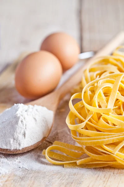 Tagliatelli, flour and eggs — Stock Photo, Image