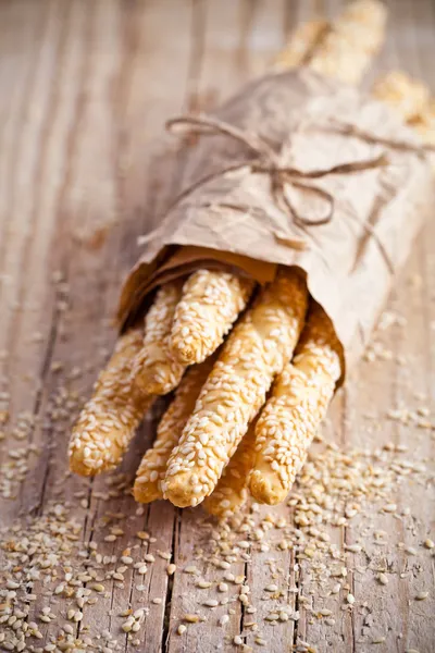 Palitos de pan grissini con semillas de sésamo en paquete de artesanía — Foto de Stock