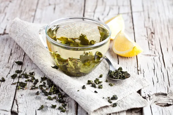 Taza de té verde y limón — Foto de Stock