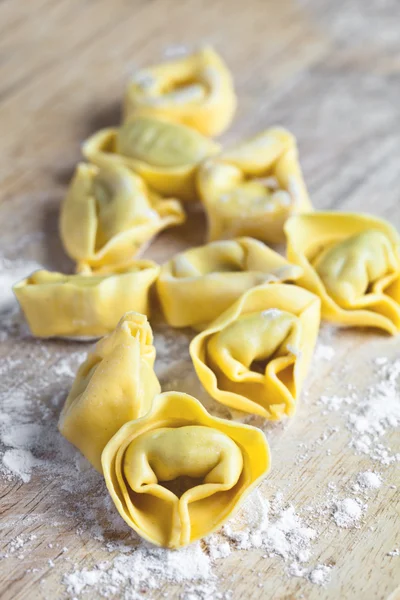 Niegotowane tortellini — Zdjęcie stockowe