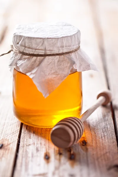 Full honey pot and honey stick — Stock Photo, Image