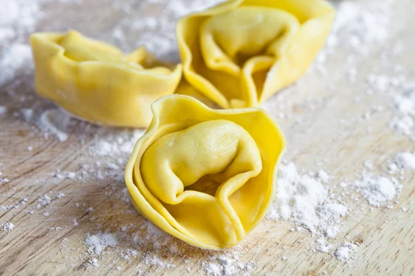 Niegotowane tortellini — Zdjęcie stockowe