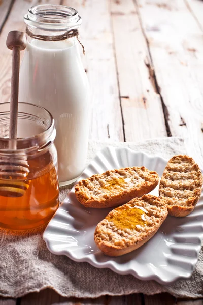 Крекеры, молоко и мед — стоковое фото