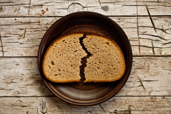 Pan de centeno en un plato —  Fotos de Stock